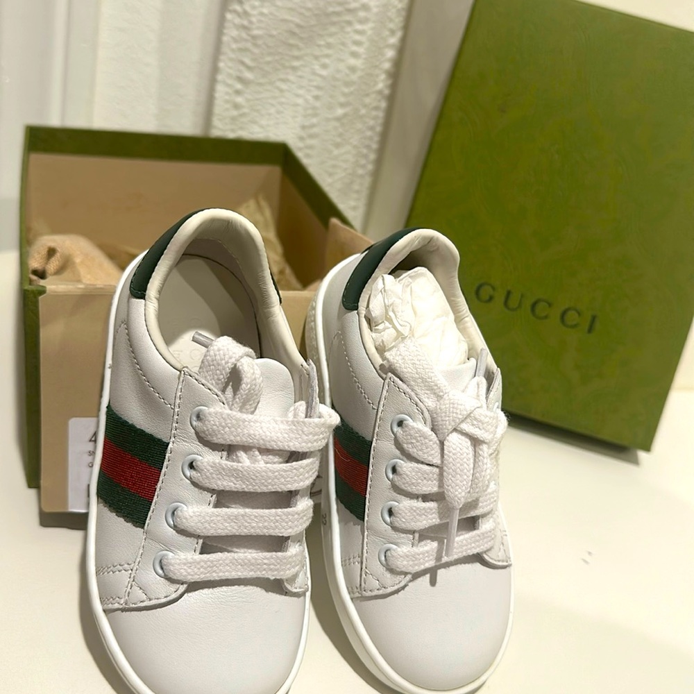 Brand new BABY GUCCI sneakers in size 22. Never worn and comes in a box